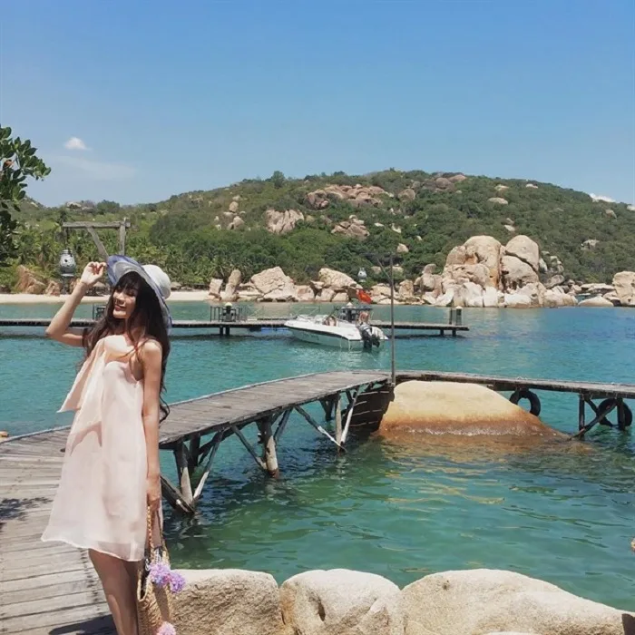 Thanh xuân rực rỡ là phải cùng nhau quẩy hết những địa điểm này nhé! 14 Biển xanh, cát trắng trải dài đến vô tận