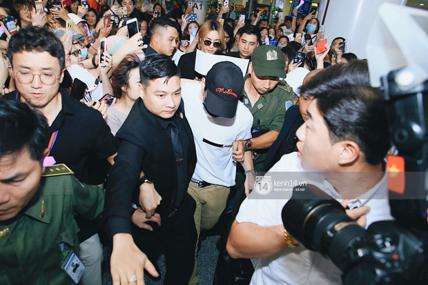 Tài tử Ji Chang Wook và Suju đã có mặt ở sân bay Nội Bài: Điển trai cực phẩm, nhìn biển fan Việt đến đón mà chóng mặt - Ảnh 14.
