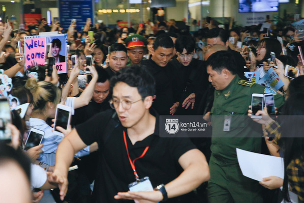 Tài tử Ji Chang Wook và Suju đã có mặt ở sân bay Nội Bài: Điển trai cực phẩm, nhìn biển fan Việt đến đón mà chóng mặt - Ảnh 1.