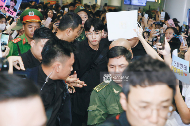 Tài tử Ji Chang Wook và Suju đã có mặt ở sân bay Nội Bài: Điển trai cực phẩm, nhìn biển fan Việt đến đón mà chóng mặt - Ảnh 5.