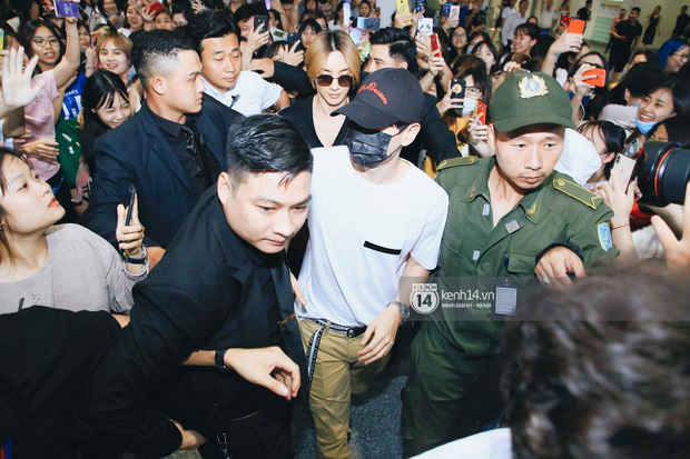Tài tử Ji Chang Wook và Suju đã có mặt ở sân bay Nội Bài: Điển trai cực phẩm, nhìn biển fan Việt đến đón mà chóng mặt - Ảnh 13.