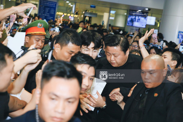 Tài tử Ji Chang Wook và Suju đã có mặt ở sân bay Nội Bài: Điển trai cực phẩm, nhìn biển fan Việt đến đón mà chóng mặt - Ảnh 3.