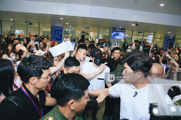 Tài tử Ji Chang Wook và Suju đã có mặt ở sân bay Nội Bài: Điển trai cực phẩm, nhìn biển fan Việt đến đón mà chóng mặt - Ảnh 12.